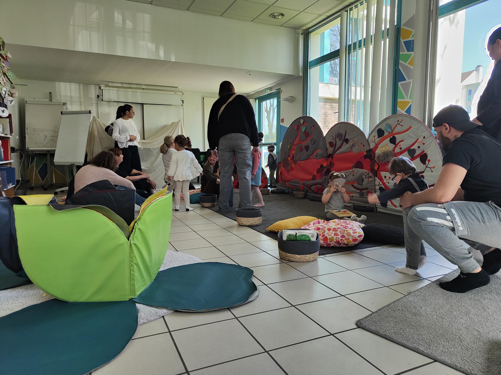 enfants et parents avec supports sensoriels